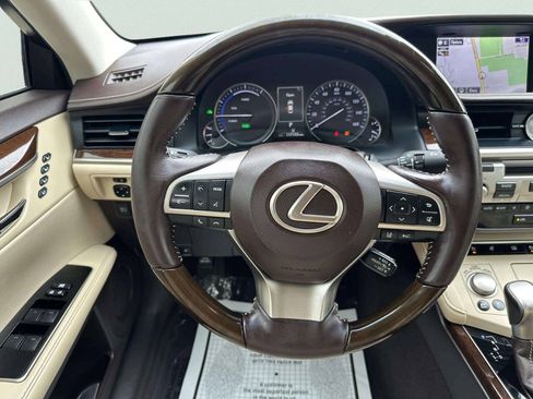Used 2016 Lexus ES 300h w/ Luxury Package w/Wood Trim FWD image 24