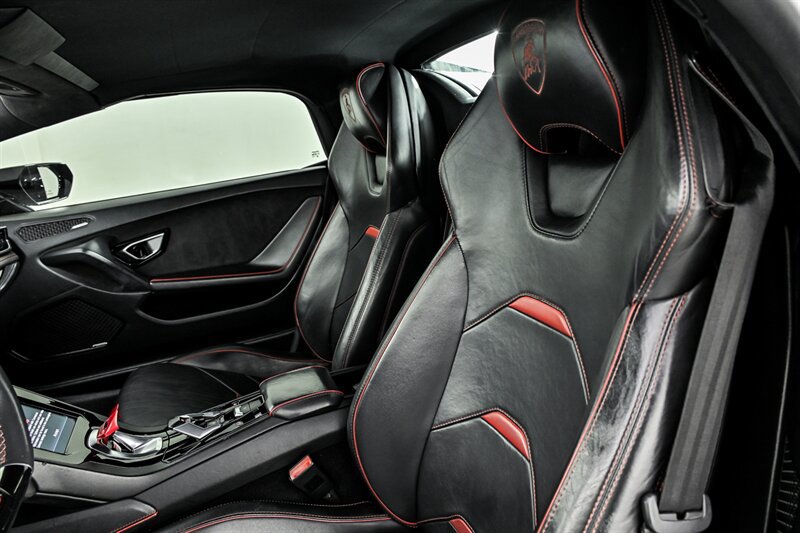 Used 2020 Lamborghini Huracan EVO RWD image 17