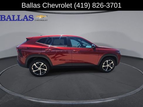 Certified 2024 Chevrolet Trax RS w/ Sunroof Package FWD image 9