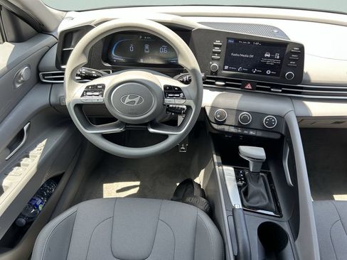 New 2025 Hyundai Elantra SE FWD image 17