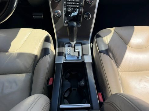Used 2011 Volvo XC60 T6 R-Design w/ Convenience Pkg AWD/4WD image 14