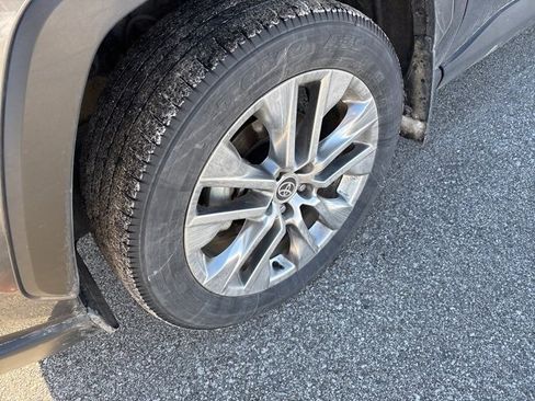 Used 2021 Toyota RAV4 XLE Premium image 3