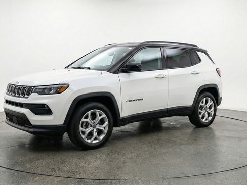 Used 2025 Jeep Compass Latitude AWD/4WD image 3