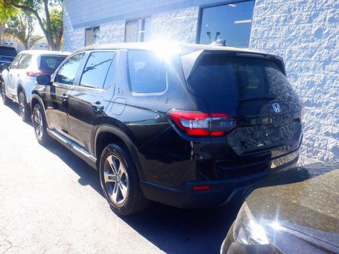 Used 2025 Honda Pilot EX-L image 2
