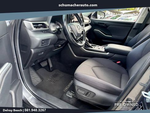 Used 2021 Toyota Highlander LE FWD image 11