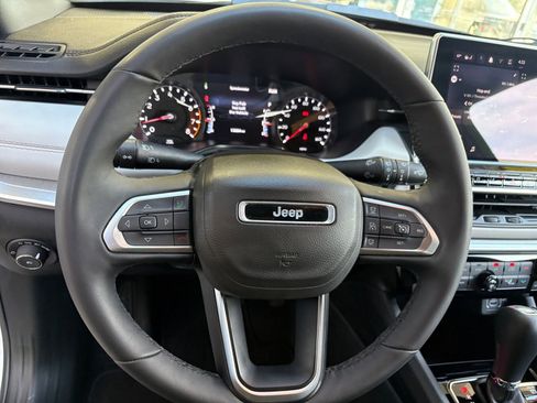 Used 2025 Jeep Compass Limited image 28