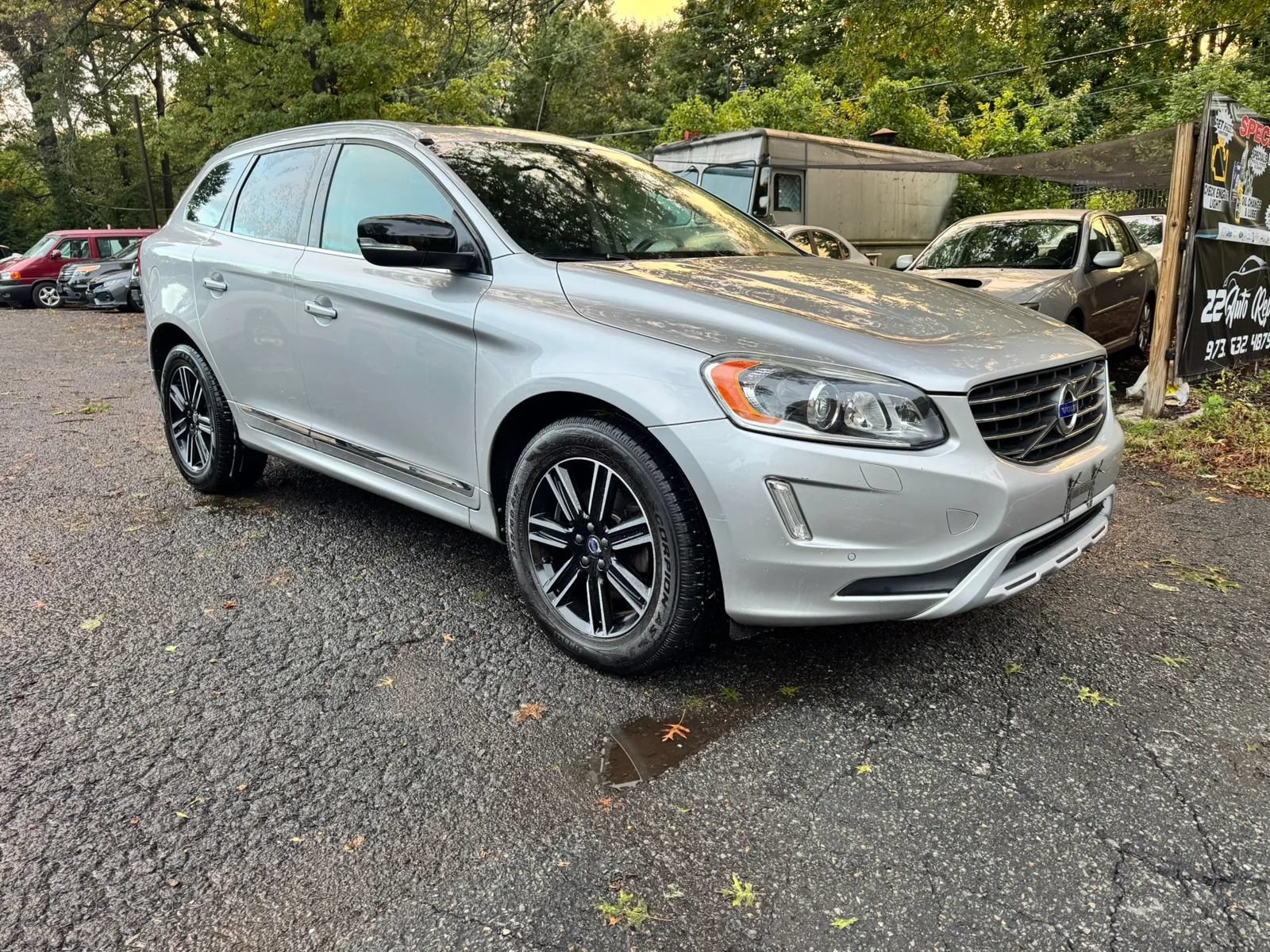 Used 2017 Volvo XC60 T5 Dynamic w/ Preferred Option Package AWD/4WD image 3
