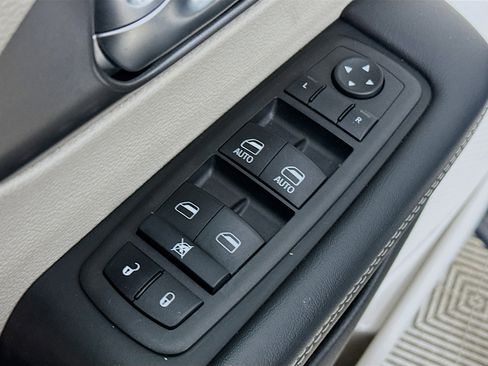 Used 2023 Chrysler Pacifica Touring-L image 17