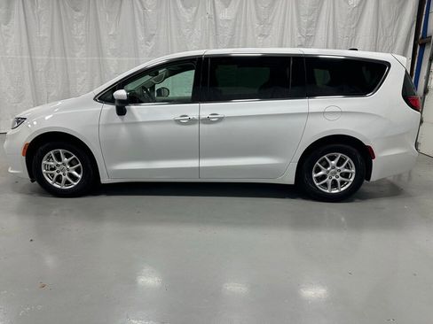 Used 2023 Chrysler Pacifica Touring-L image 4