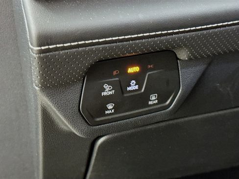 Used 2025 Volkswagen Atlas SE image 12