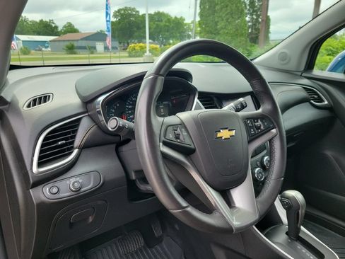 Used 2020 Chevrolet Trax LT w/ LT Convenience Package AWD/4WD image 19