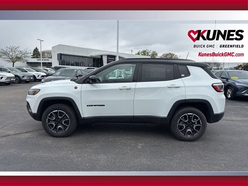 Used 2025 Jeep Compass Trailhawk AWD/4WD image 9