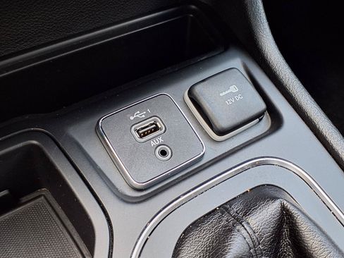 Used 2019 Jeep Cherokee Latitude w/ Popular Appearance Group FWD image 24