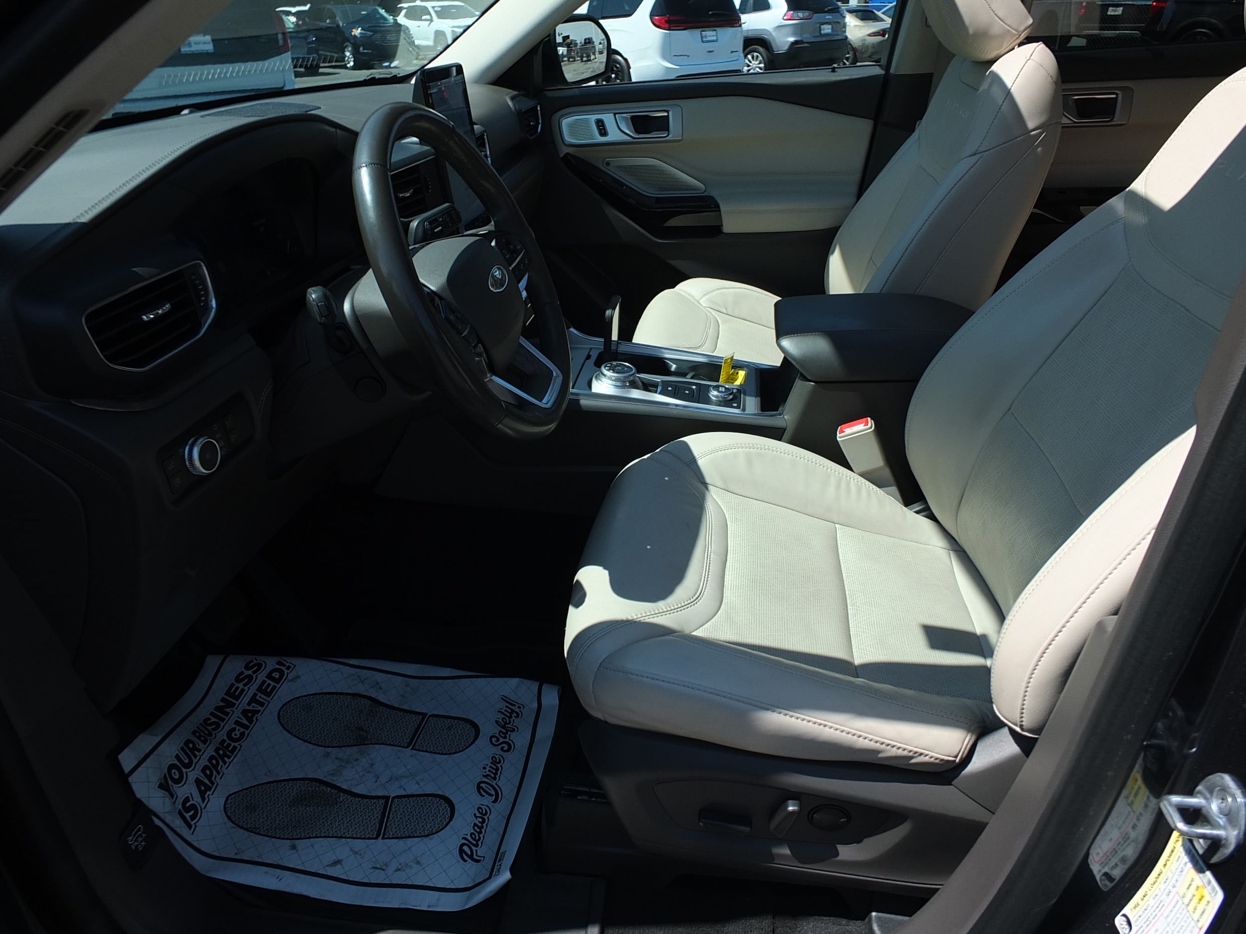 Used 2022 Ford Explorer Platinum w/ Technology Package AWD/4WD image 12