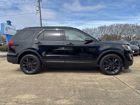Used 2017 Ford Explorer XLT w/ Equipment Group 202A AWD/4WD image 4
