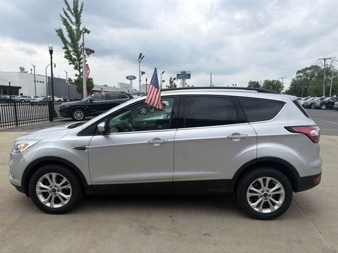 Used 2017 Ford Escape SE w/ Equipment Group 201A FWD image 4