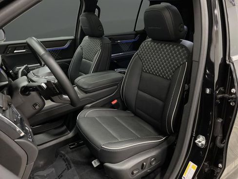 Used 2024 GMC Acadia Denali image 4