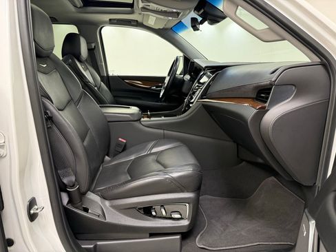 Used 2019 Cadillac Escalade ESV Luxury AWD/4WD image 30