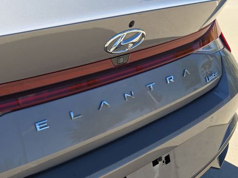 Used 2023 Hyundai Elantra Limited FWD image 11