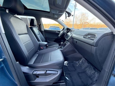 Used 2020 Volkswagen Tiguan SE w/ Panoramic Sunroof Package image 25