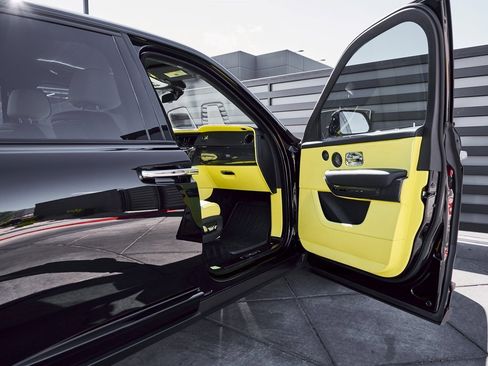 Used 2022 Rolls-Royce Cullinan Black Badge w/ Dark Exterior Package image 23