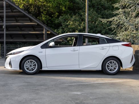 Used 2021 Toyota Prius Prime LE FWD image 2