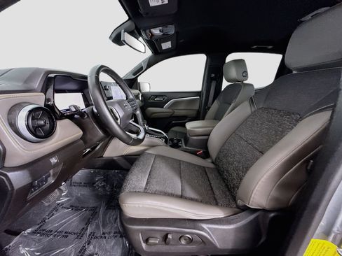 Used 2024 Chevrolet Colorado ZR2 w/ Technology Package AWD/4WD image 23