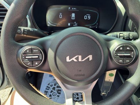 Used 2025 Kia Soul LX w/ LX Technology Package FWD image 11