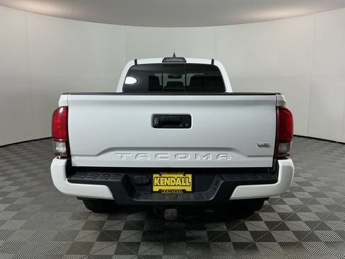 Used 2018 Toyota Tacoma TRD Sport AWD/4WD image 5