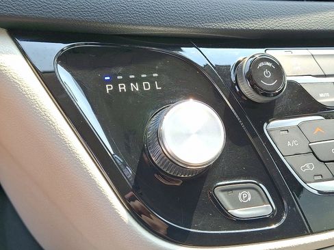 Used 2022 Chrysler Pacifica Touring-L image 14