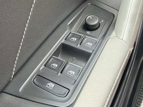 Used 2024 Volkswagen Tiguan SE FWD image 18