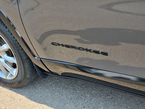 Used 2018 Jeep Cherokee Latitude FWD image 15
