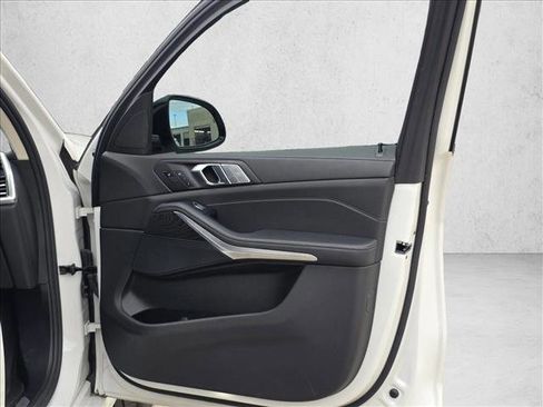 Used 2022 BMW X7 xDrive40i w/ Premium Package image 11