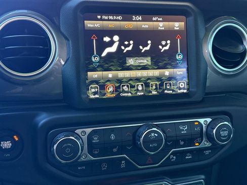Certified 2022 Jeep Wrangler Unlimited Sahara w/ Cold Weather Group AWD/4WD image 17