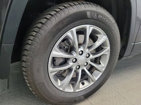Used 2019 Jeep Cherokee Latitude Plus w/ Comfort/Convenience Group AWD/4WD image 31