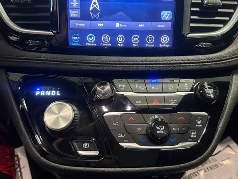 Used 2020 Chrysler Pacifica Limited FWD image 34