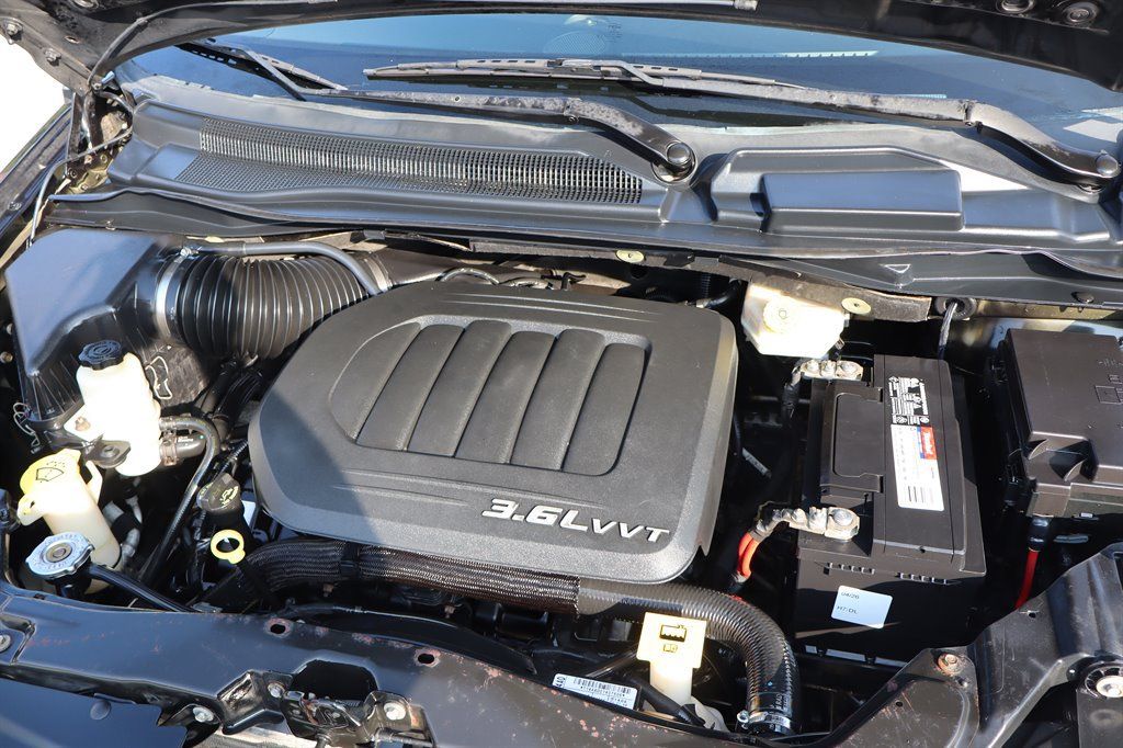 Used 2016 Chrysler Town & Country Touring FWD image 46