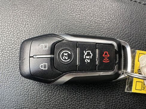 Used 2017 Ford Explorer XLT w/ Equipment Group 202A AWD/4WD image 14
