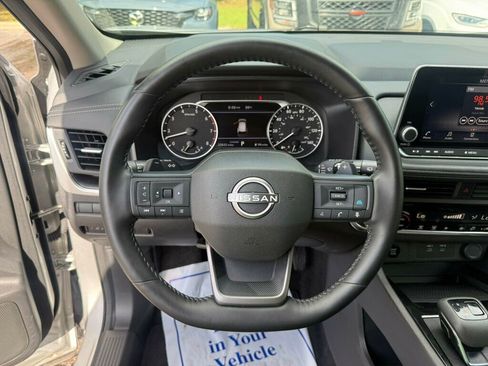 Used 2025 Nissan Rogue SV FWD image 5