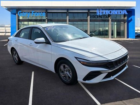 Used 2025 Hyundai Elantra SE image 1