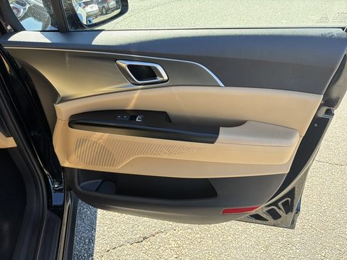 Used 2024 Kia Carnival LX image 24