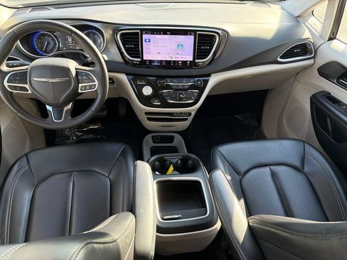 Used 2023 Chrysler Pacifica Touring-L FWD image 18
