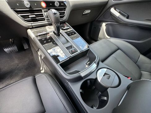 Used 2026 Porsche Macan AWD/4WD image 39