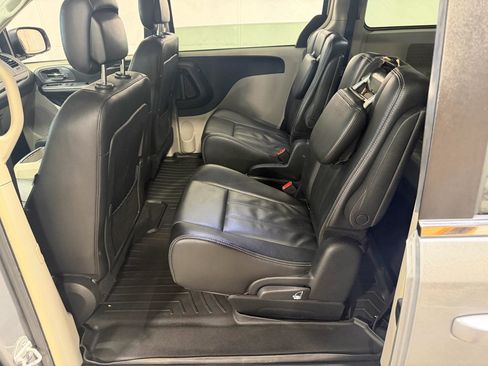 Used 2014 Chrysler Town & Country Touring FWD image 21