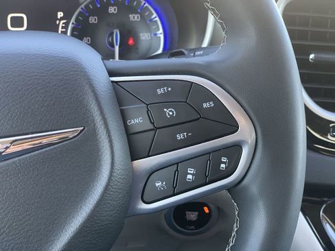 Used 2023 Chrysler Pacifica Touring-L FWD image 16