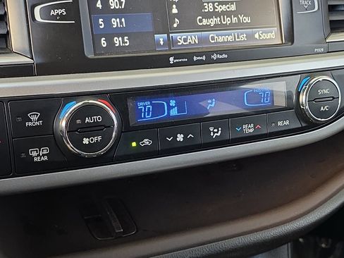 Used 2018 Toyota Highlander Plus AWD/4WD image 18