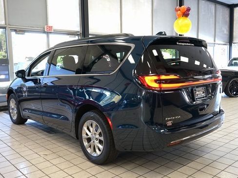 Used 2022 Chrysler Pacifica Touring-L image 5