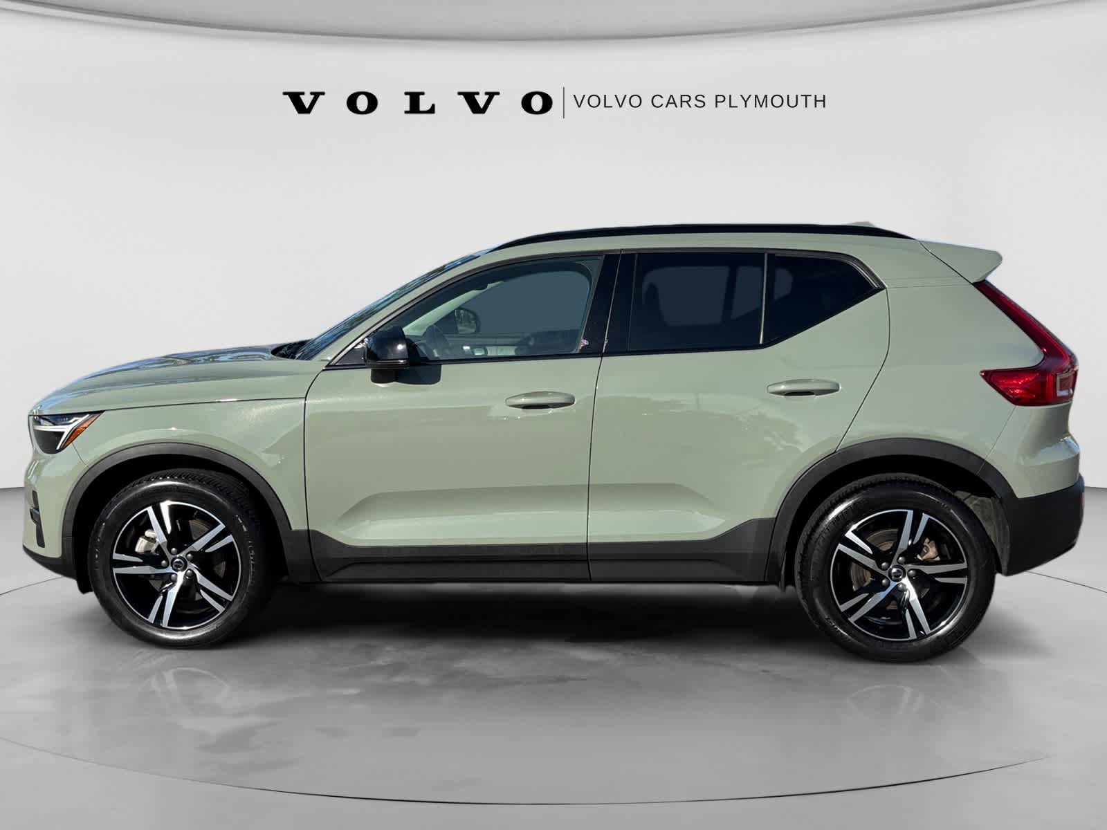 Used 2024 Volvo XC40 B5 Core w/ Climate Package AWD/4WD image 4