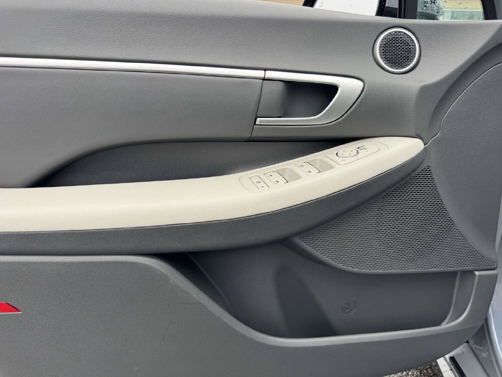 Used 2025 Hyundai Sonata SEL FWD image 16