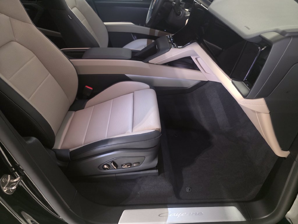 Certified 2026 Porsche Cayenne Electric AWD/4WD image 22
